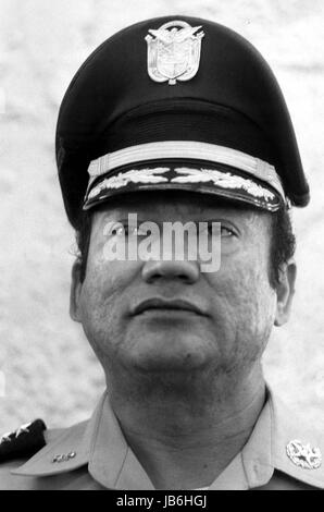 Datei-Foto. 30. Mai 2017. Ehemalige nicaraguanischen Diktator MANUEL NORIEGA ist im Alter von 83 Jahren gestorben. Manuel Antonio Noriega Moreno (11. Februar 1934, 29. Mai 2017) ist ein panamaischer Politiker und Offizier. Er war militärischer Diktator von Panama, von 1983 bis 1989, als er von der Macht der Vereinigten Staaten während der Invasion von Panama entfernt wurde. Noriega wurde auch eine große Waffen und Kokain Menschenhändler, die mit der CIA zusammengearbeitet. Im Bild: Managua, Nicaragua - Juli 1983. Bildnachweis: Kevin Jenkins/Ipol/Globe Photos/ZUMAPRESS.com/Alamy Live-Nachrichten Stockfoto