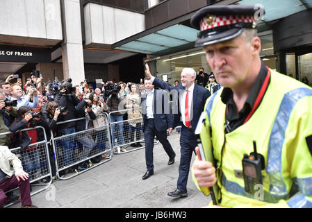 Westminster, London, UK. 9. Juni 2017. Jeremy Corbyn verlässt Labour HQ Journalisten warten. Bildnachweis: Matthew Chattle/Alamy Live-Nachrichten Stockfoto