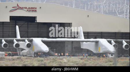 31. Mai 2017 - Mojave, Kalifornien, ist USA - Paul Allens Stratolaunch Träger es macht zuerst aus der Aufhänger aussehen Mittwoch. Die Stratolaunch wurde für die Tests auf die Tanks Kraftstoff starten ausgerollt. Das Flugzeug ist von Scaled Composites gebaut und genannt "Roc", das Flugzeug hat die längste Spannweite unter allen Flugzeugen, die jemals gebaut wurde: 385 Füße von Spitze zu Spitze. Die sechs-Maschine Mutterschiffs soll Raketen zwischen seinen zwei Rümpfe. Einmal in der Höhe, die Mega-Ebene der Trägerrakete sinkt die dann seine Booster Feuer und Raum aus der Luft zu starten. (Kredit-Bild: © Gene Blevins V Stockfoto