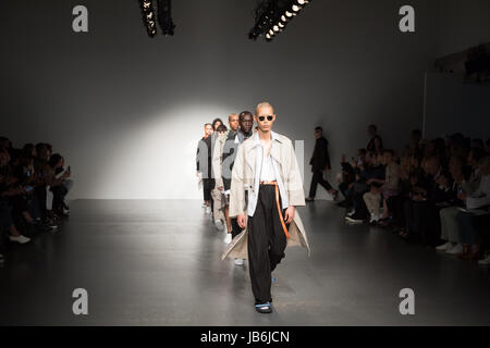 180 der Strand, London, UK. 9. Juni 2017. Tourne de Übertragung öffnen London Fashion Woche Männer mit ihrer Laufsteg-Show. © Chris Yates / Alamy Live News Stockfoto