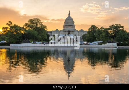 27. Mai 2017 - Sonnenaufgang auf dem US Capitol als das Memorial Wochenende gerade erst begonnen. Vor dem Capitol ist die Bühne für das Memorial Day Festival. (Kredit-Bild: © Dimitrios Manis über ZUMA Draht) Stockfoto