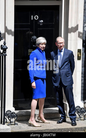 London, UK. 9. Juni 2017. Premierminister Theresa May und Ehemann Phillip Credit: Finnbarr Webster/Alamy Live News Stockfoto