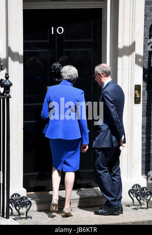 London, UK. 9. Juni 2017. Premierminister Theresa May und Ehemann Phillip Credit: Finnbarr Webster/Alamy Live News Stockfoto
