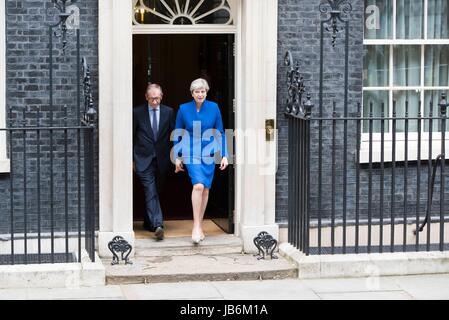 London, UK. 9. Juni 2017. Hing Parlament als Mai keine Mehrheit zu gewinnen. Premierminister und konservative Parteichef Theresa May und ihr Ehemann Philip Mai verlassen 10 Downing Street um die Königin zu besuchen. London, UK. 06.09.2017 | Nutzung weltweit Credit: Dpa picture-Alliance/Alamy Live News Stockfoto