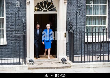 London, UK. 9. Juni 2017. Hing Parlament als Mai keine Mehrheit zu gewinnen. Premierminister und konservative Parteichef Theresa May und ihr Ehemann Philip Mai verlassen 10 Downing Street um die Königin zu besuchen. London, UK. 06.09.2017 | Nutzung weltweit Credit: Dpa picture-Alliance/Alamy Live News Stockfoto