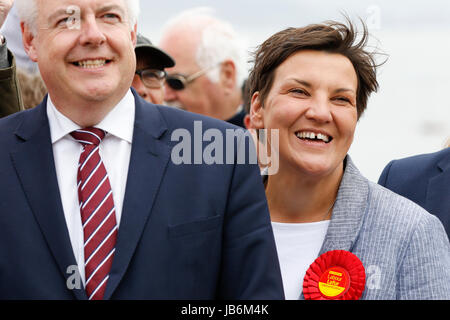 Swansea, Großbritannien. 9. Juni 2017. Allgemeine Wahl 2017.  Waliser Arbeit kamen, um in Mumbles feiern. Gower Sitz Gewinner Tonia Antoniazzi Flanken Wales erste Minister Carwyn Jones an der Swansea Bucht Photocall. Bildnachweis: Gareth Llewelyn/Alamy Live-Nachrichten. Faust, Ministerin Credit: Gareth Llewelyn/Alamy Live News. Stockfoto