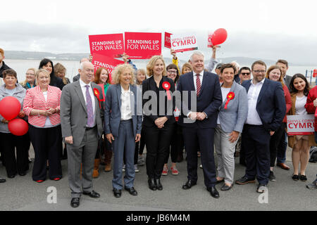 Swansea, Großbritannien. 9. Juni 2017. Allgemeine Wahl 2017.  Waliser Arbeit versammelt, um an Mumbles feiern. Gower Sitz Gewinner Tonia Antoniazzi (Rossette, rechts) Flanken Wales erste Minister Carwyn Jones, mit Cardiff Nord MP Anna McMorrin (links) bei der Swansea Bay Photocall. Bildnachweis: Gareth Llewelyn/Alamy Live-Nachrichten. Faust, Ministerin Credit: Gareth Llewelyn/Alamy Live News. Stockfoto