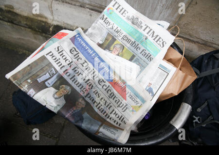 London, UK. 9. Juni 2017. Tageszeitungen in den Papierkorb in der Downing Street. Bildnachweis: Dinendra Haria/Alamy Live-Nachrichten Stockfoto