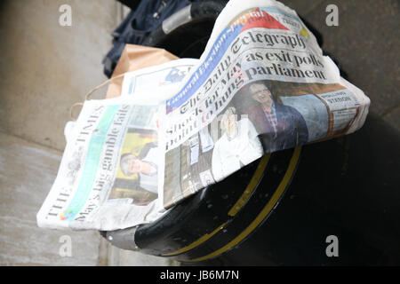 London, UK. 9. Juni 2017. Tageszeitungen in den Papierkorb in der Downing Street. Bildnachweis: Dinendra Haria/Alamy Live-Nachrichten Stockfoto
