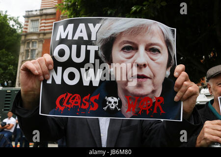 London UK. 9. Juni 2017. Eine Gruppe Anti-Theresa Mai Demonstranten vom Klassenkampf in Westminster nach der Parlamentswahl Ergebnis wo die konservative Partei schlechter Prognose wiederum hing Parlament Credit: Amer Ghazzal/Alamy Live-Nachrichten Stockfoto