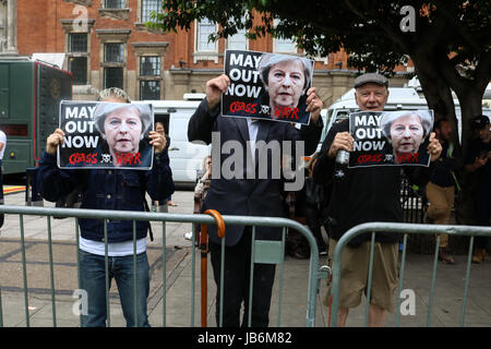 London UK. 9. Juni 2017. Eine Gruppe Anti-Theresa Mai Demonstranten vom Klassenkampf in Westminster nach der Parlamentswahl Ergebnis wo die konservative Partei schlechter Prognose wiederum hing Parlament Credit: Amer Ghazzal/Alamy Live-Nachrichten Stockfoto