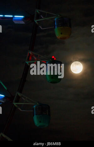 Tokio, Japan. 9. Juni 2017. Leute betrachten Erdbeere Mond aus einem Riesenrad am 9. Juni 2017, Tokio, Japan. Es ist ein astronomisches Phänomen, das in dieser Zeit des Jahres, tritt auf, wenn der Mond am nächsten an den Horizont und leuchtet in einem rötlichen Ton. Erdbeere Mond ist benannt nach der Erdbeeren pflücken-Saison im Juni beginnt. Bildnachweis: Rodrigo Reyes Marin/AFLO/Alamy Live-Nachrichten Stockfoto