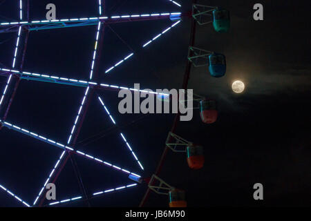 Tokio, Japan. 9. Juni 2017. Leute betrachten Erdbeere Mond aus einem Riesenrad am 9. Juni 2017, Tokio, Japan. Es ist ein astronomisches Phänomen, das in dieser Zeit des Jahres, tritt auf, wenn der Mond am nächsten an den Horizont und leuchtet in einem rötlichen Ton. Erdbeere Mond ist benannt nach der Erdbeeren pflücken-Saison im Juni beginnt. Bildnachweis: Rodrigo Reyes Marin/AFLO/Alamy Live-Nachrichten Stockfoto