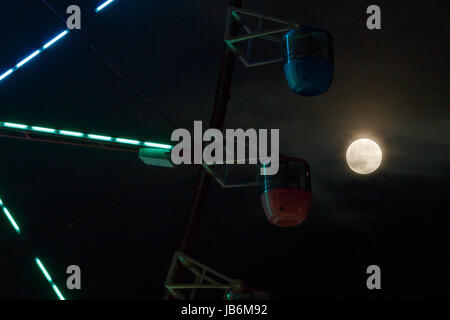 Tokio, Japan. 9. Juni 2017. Leute betrachten Erdbeere Mond aus einem Riesenrad am 9. Juni 2017, Tokio, Japan. Es ist ein astronomisches Phänomen, das in dieser Zeit des Jahres, tritt auf, wenn der Mond am nächsten an den Horizont und leuchtet in einem rötlichen Ton. Erdbeere Mond ist benannt nach der Erdbeeren pflücken-Saison im Juni beginnt. Bildnachweis: Rodrigo Reyes Marin/AFLO/Alamy Live-Nachrichten Stockfoto