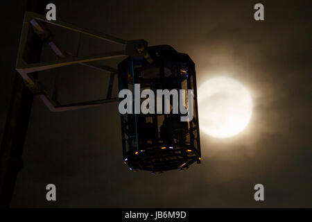 Tokio, Japan. 9. Juni 2017. Leute betrachten Erdbeere Mond aus einem Riesenrad am 9. Juni 2017, Tokio, Japan. Es ist ein astronomisches Phänomen, das in dieser Zeit des Jahres, tritt auf, wenn der Mond am nächsten an den Horizont und leuchtet in einem rötlichen Ton. Erdbeere Mond ist benannt nach der Erdbeeren pflücken-Saison im Juni beginnt. Bildnachweis: Rodrigo Reyes Marin/AFLO/Alamy Live-Nachrichten Stockfoto