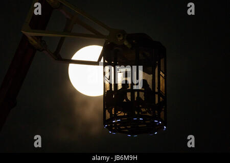 Tokio, Japan. 9. Juni 2017. Leute betrachten Erdbeere Mond aus einem Riesenrad am 9. Juni 2017, Tokio, Japan. Es ist ein astronomisches Phänomen, das in dieser Zeit des Jahres, tritt auf, wenn der Mond am nächsten an den Horizont und leuchtet in einem rötlichen Ton. Erdbeere Mond ist benannt nach der Erdbeeren pflücken-Saison im Juni beginnt. Bildnachweis: Rodrigo Reyes Marin/AFLO/Alamy Live-Nachrichten Stockfoto