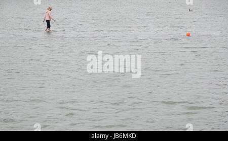 Münster, Deutschland. 9. Juni 2017. Ein Besucher geht auf die Installation «On Water» von Ayse Erkmen in Münster, 9. Juni 2017. Die Installation ist ein Laufsteg unter Wasser die beiden Ufer verbindet. Besucher können drüber gehen. Die Eröffnung der fünften Ausgabe des Zehn-Jahres-Dur-Ausstellung "Skulptur Projekte" findet am 10. Juni 2017. Seine Ableger ist im 60 Kilometer entfernten Marl Foto: Friso Gentsch/Dpa/Alamy Live News Stockfoto