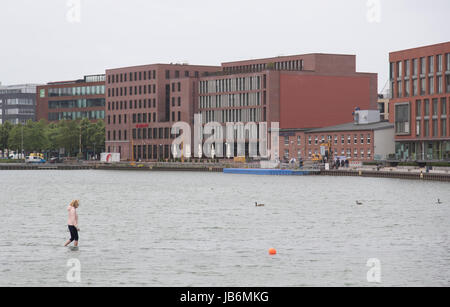 Münster, Deutschland. 9. Juni 2017. Ein Besucher geht auf die Installation «On Water» von Ayse Erkmen in Münster, 9. Juni 2017. Die Installation ist ein Laufsteg unter Wasser die beiden Ufer verbindet. Besucher können drüber gehen. Die Eröffnung der fünften Ausgabe des Zehn-Jahres-Dur-Ausstellung "Skulptur Projekte" findet am 10. Juni 2017. Seine Ableger ist im 60 Kilometer entfernten Marl Foto: Friso Gentsch/Dpa/Alamy Live News Stockfoto