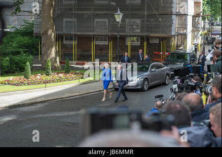 Downing Street, London, UK. 9. Juni 2017. Am Tag nach der Parlamentswahl kehrt PM Theresa May vom Buckingham Palace, die Bildung einer Regierung mit Hilfe der DUP trotz des Verlustes von Commons Mehrheit bekannt zu geben. Bildnachweis: Malcolm Park/Alamy Live-Nachrichten. Stockfoto