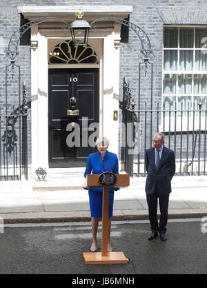 London, UK. 9. Juni 2017. Britischer Premierminister Theresa kann (L) hält eine Rede nach einer 15-minütigen Publikum im Buckingham Palace mit Queen Elizabeth in London, England am 9. Juni 2017. Der britische Premierminister Theresa bestätigten Mai Freitag Nachmittag sie Westminster, unterstützt durch Mitglieder des Nordirlandes demokratische Unionist Party (DUP) Regierungsbildung wird. Bildnachweis: Han Yan/Xinhua/Alamy Live-Nachrichten Stockfoto