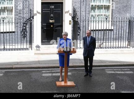 London, UK. 9. Juni 2017. Britischer Premierminister Theresa kann (L) hält eine Rede nach einer 15-minütigen Publikum im Buckingham Palace mit Queen Elizabeth in London, England am 9. Juni 2017. Der britische Premierminister Theresa bestätigten Mai Freitag Nachmittag sie Westminster, unterstützt durch Mitglieder des Nordirlandes demokratische Unionist Party (DUP) Regierungsbildung wird. Bildnachweis: Han Yan/Xinhua/Alamy Live-Nachrichten Stockfoto