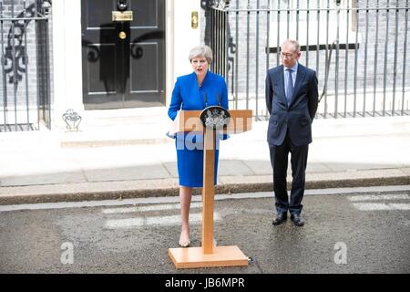 London, UK. 9. Juni 2017. Hing Parlament als Mai keine Mehrheit zu gewinnen. Premierminister Theresa May in 10 Downing Street in London am Freitag nach dem Besuch von Königin Elizabeth II., einen Tag nach den britischen Parlamentswahlen. London, UK. 06.09.2017 Kredit: Dpa picture-Alliance/Alamy Live News Stockfoto