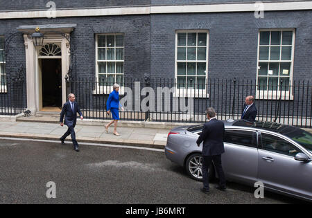 London, UK. 9. Juni 2017. Der britische Premierminister Theresa May und ihr Ehemann verlassen der 10 Downing Street zum Buckingham Palace, die Königin in London, England am 9. Juni 2017 zu treffen. Bildnachweis: Richard Washbrooke/Xinhua/Alamy Live-Nachrichten Stockfoto
