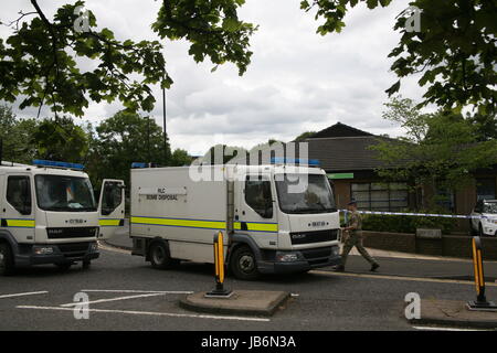 Newcastle, UK. 9. Juni 2017. Ein 28 Jahre alter Mann mit einem Messer und gefälschte Sprengsatz an seinem Körper geschnallt hält sieben Geiseln bei Byker Job Centre plus, Clifford Street. RLC Bombenentschärfung und Polizei Corden Bereich. Newcastle Upon Tyne, UK Credit: David Whinham/Alamy Live-Nachrichten Stockfoto