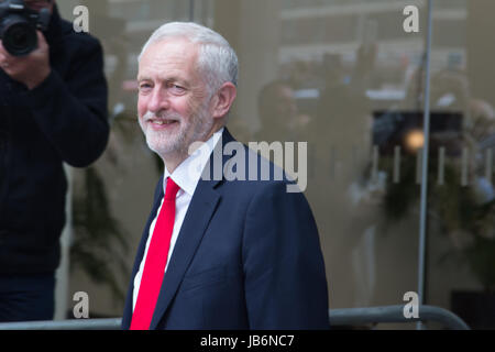 London, UK. 9. Juni 2017. Labour Leader Jeremy Corbyn verlässt Arbeit Hauptsitz am 9. Juni 2017 in London, England. Ergebnis der Parlamentswahlen ist viel enger ist als vorhergesagt worden war. Bildnachweis: Thabo Jaiyesimi/Alamy Live-Nachrichten Stockfoto