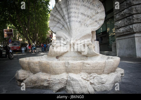 Rom, Italien. 9. Juni 2017. Zurück zu seiner alten Pracht Fountain of Bees in Piazza Barberini, im Herzen von Rom eröffnet heute nach einer Restaurierung. Die Arbeit wurde dank einer Gruppe von niederländischen Gönner durchgeführt, die sie als "symbolische Geste" in Richtung der Stadt Rom nach den Handlungen finanziert Vandalismus gemacht Februar 2015 von einer Gruppe von Feyenoorf Fans an der Fontana della Barcaccia und Dank des Vereins "Speichern der Barcaccia", den Fonds angesprochen hat. Bildnachweis: Andrea Ronchini/Alamy Live-Nachrichten Stockfoto