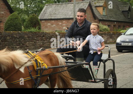 Appleby, Cumbria, Großbritannien. 9. Juni, 2017. Appleby Horse Fair ist einer von Europas größten Treffen von Leuten von Sinti und Roma und Fahrenden Gemeinschaften. Sie kommen zu den Handel Pferde und Reiten und Kit, es ist auch ein großes gesellschaftliches Ereignis. Credit: Roland Ravenhill/Alamy Live Newscar Stockfoto