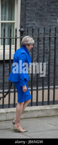 Downing Street, London, UK. 9. Juni 2017. Am Tag nach der Parlamentswahl kündigt PM Theresa May Bildung einer Regierung mit Hilfe der DUP trotz des Verlustes von Commons Mehrheit. Bildnachweis: Malcolm Park/Alamy Live-Nachrichten. Stockfoto