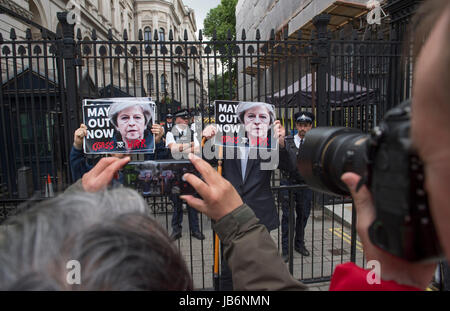 Downing Street, London, UK. 9. Juni 2017. Am Tag nach der Parlamentswahl kündigt PM Theresa May Bildung einer Regierung mit Hilfe der DUP trotz des Verlustes von Commons Mehrheit. Demonstranten vor den Toren zur Downing Street fotografiert, nachdem die PM vom Buckingham Palast zurückkehrt. Bildnachweis: Malcolm Park/Alamy Live-Nachrichten. Stockfoto