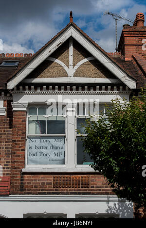 Battersea, London, UK. 9. Juni 2017. Plakate in einem flachen Fenster Battersea feiern Jane Ellisons Niederlage - Hervorhebung ihr Versagen gegenüber ihren Wählern zu hören, wenn sie für Artikel 50 obwohl sie gestimmt Abstimmung stark in der EU bleiben (die Wohnung hatte zuvor pro Lib Dem und Labour Plakate in den Fenstern). Umgestürzten konservative Arbeitsminister Jane Ellison die Mehrheit der fast 8.000 in Battersea, London Sitz in der ersten großen Kopfhaut der allgemeinen Wahlen. Bildnachweis: Guy Bell/Alamy Live-Nachrichten Stockfoto