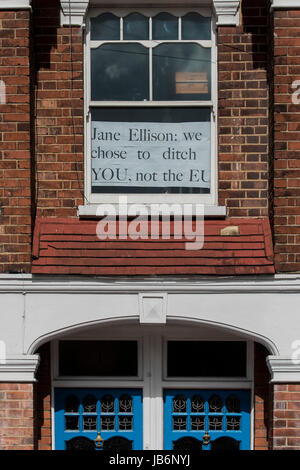 Battersea, London, UK. 9. Juni 2017. Plakate in einem flachen Fenster Battersea feiern Jane Ellisons Niederlage - Hervorhebung ihr Versagen gegenüber ihren Wählern zu hören, wenn sie für Artikel 50 obwohl sie gestimmt Abstimmung stark in der EU bleiben (die Wohnung hatte zuvor pro Lib Dem und Labour Plakate in den Fenstern). Umgestürzten konservative Arbeitsminister Jane Ellison die Mehrheit der fast 8.000 in Battersea, London Sitz in der ersten großen Kopfhaut der allgemeinen Wahlen. Bildnachweis: Guy Bell/Alamy Live-Nachrichten Stockfoto