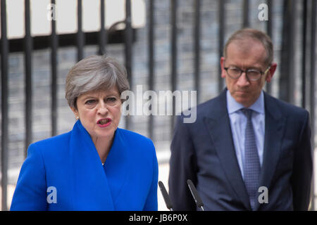 London, UK. 9. Juni 2017. Theresa May nach den Wahlen Anweisung, Nr. 10 Downing Street, London, UK. 9. Juni 2017. Bildnachweis: Sebastian Remme/Alamy Live-Nachrichten Stockfoto