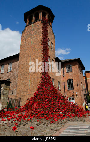 London, UK. 9. Juni 2017. Erste vollständige öffentliche Zurschaustellung von der weinenden Mohn Schaufenster im Derby Seide Mühlenturm. Die Anzeige erfolgt bis mehrere tausend der Keramik Blumen erstellt von Derbyshire Paul Cummins und war Teil der herrlichen Blut Mehrfrequenzdarstellung Länder und Meere von Red Ausstellung im Tower von London im Jahr 2014. Derby, Großbritannien. 9. Juni 2017. Bildnachweis: Richard Holmes/Alamy Live-Nachrichten Stockfoto
