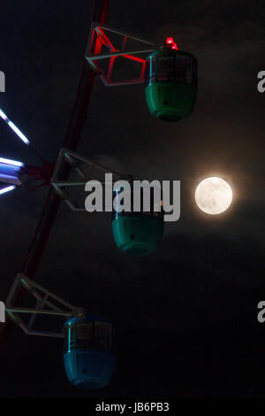 Leute betrachten Erdbeere Mond aus einem Riesenrad am 9. Juni 2017, Tokio, Japan. Es ist ein astronomisches Phänomen, das in dieser Zeit des Jahres, tritt auf, wenn der Mond am nächsten an den Horizont und leuchtet in einem rötlichen Ton. Erdbeere Mond ist benannt nach der Erdbeeren pflücken-Saison im Juni beginnt. Bildnachweis: Rodrigo Reyes Marin/AFLO/Alamy Live-Nachrichten Stockfoto