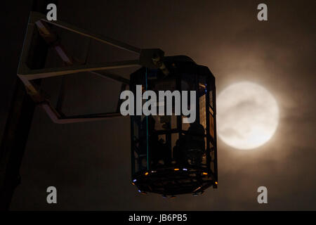 Leute betrachten Erdbeere Mond aus einem Riesenrad am 9. Juni 2017, Tokio, Japan. Es ist ein astronomisches Phänomen, das in dieser Zeit des Jahres, tritt auf, wenn der Mond am nächsten an den Horizont und leuchtet in einem rötlichen Ton. Erdbeere Mond ist benannt nach der Erdbeeren pflücken-Saison im Juni beginnt. Bildnachweis: Rodrigo Reyes Marin/AFLO/Alamy Live-Nachrichten Stockfoto