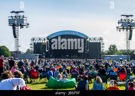 Isle Of Wight. 9. Juni 2017. Menge am Tag 2 auf der Isle Of Wight Festival 2017 Credit: James Houlbrook/Alamy Live News Stockfoto