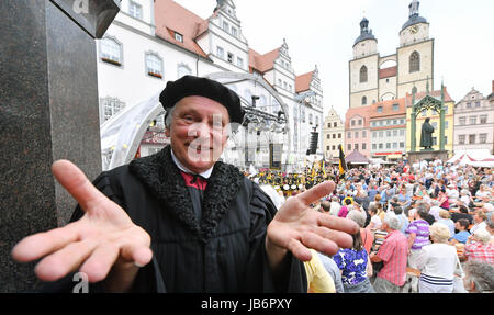 Luther Schauspieler Bernhard Naumann auf dem Marktplatz bei der Eröffnung des Stadtfest "Luthers Hochzeit" (lit.) Luthers Hochzeit) in Wittenberg, Deutschland, 9. Juni 2017. Das fest erinnert an die Hochzeit von Martin Luther (1483-1546) und Nonne Katharina von Bora (1499-1552) im Jahre 1525. Foto: Hendrik Schmidt/Dpa-Zentralbild/dpa Stockfoto