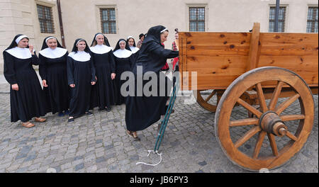 Katja Koehler als Nonne Katharina von Bora klettert auf einen Pferdewagen bei der Eröffnung des Stadtfest "Luthers Hochzeit" (lit.) Luthers Hochzeit) in Wittenberg, Deutschland, 9. Juni 2017. Das fest erinnert an die Hochzeit von Martin Luther (1483-1546) und Nonne Katharina von Bora (1499-1552) im Jahre 1525. Foto: Hendrik Schmidt/Dpa-Zentralbild/dpa Stockfoto