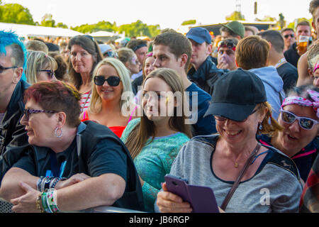 Isle Of Wight. 9. Juni 2017. Die Menge immer in Party Stimmung am 2. Tag des auf die Isle Of Wight Festival 2017 Credit: James Houlbrook/Alamy Live News Stockfoto