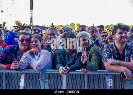 Isle Of Wight. 9. Juni 2017. Die Menge immer in Party Stimmung am 2. Tag des auf die Isle Of Wight Festival 2017 Credit: James Houlbrook/Alamy Live News Stockfoto