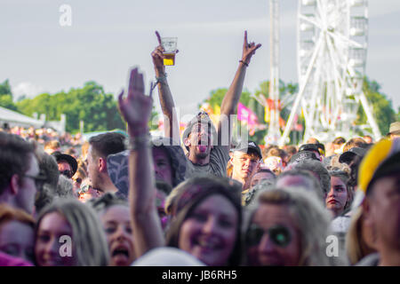 Isle Of Wight. 9. Juni 2017. Die Menge immer in Party Stimmung am 2. Tag des auf die Isle Of Wight Festival 2017 Credit: James Houlbrook/Alamy Live News Stockfoto