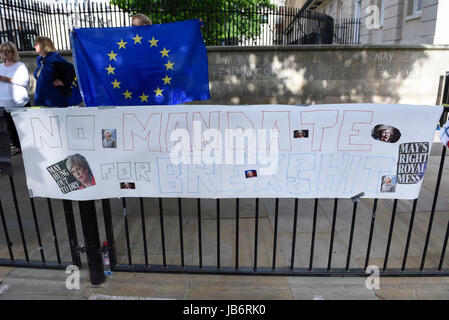 London, UK. 9. Juni 2017. Ein Anti-Brexit-Banner ist an einem Zaun aufgehängt. Anti-Tory Demonstranten zeigen außerhalb Downing Street am Tag, dass die allgemeine Wahlergebnisse hing Parlament produziert. Eine Vielzahl von verschiedenen Gruppen von LGBT-Anhängern zu speichern the NHS Unterstützer, versammelt, um ihre Ansichten zu hören. Bildnachweis: Stephen Chung/Alamy Live-Nachrichten Stockfoto