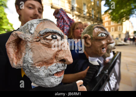 Downing Street, London, UK. 9. Juni 2017. Eine Gruppe von Anti-Austritt Demonstranten halten Marionetten der Politiker halten eine Mahnwache gegenüber Downing Street. Bildnachweis: Matthew Chattle/Alamy Live-Nachrichten Stockfoto