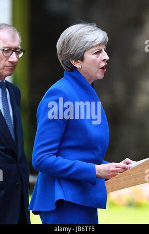 London, UK. 9. Juni 2017. Theresa May, noch der Prime Minster of Great Britain, mit Ehemann Philip hinter, hält ihre Rede nach bat HM Königin Elizabeth II, eine andere Regierung zu bilden. Die Parlamentswahlen 2017 wurde von der konservativen Partei gewonnen. Dies ist die Szene außerhalb Nummer 10 Downing Street, London, am 9. Juni 2017. Bildnachweis: Paul Marriott/Alamy Live-Nachrichten Stockfoto