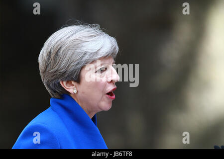 London, UK. 9. Juni 2017. Theresa May, noch der Prime Minster of Great Britain, mit Ehemann Philip hinter, hält ihre Rede nach bat HM Königin Elizabeth II, eine andere Regierung zu bilden. Die Parlamentswahlen 2017 wurde von der konservativen Partei gewonnen. Dies ist die Szene außerhalb Nummer 10 Downing Street, London, am 9. Juni 2017. Bildnachweis: Paul Marriott/Alamy Live-Nachrichten Stockfoto