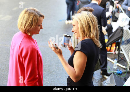 London, UK. 9. Juni 2017. Laura Kuenssberg (BBC TV politischer Redakteur) spricht Sophie Raworth (BBC News-Moderatorin) in der Downing Street warten auf Theresa May als Prime Minster of Great Britain zurück. Die Parlamentswahlen 2017 wurde von der konservativen Partei gewonnen. Dies ist die Szene außerhalb Nummer 10 Downing Street, London, am 9. Juni 2017. Bildnachweis: Paul Marriott/Alamy Live-Nachrichten Stockfoto